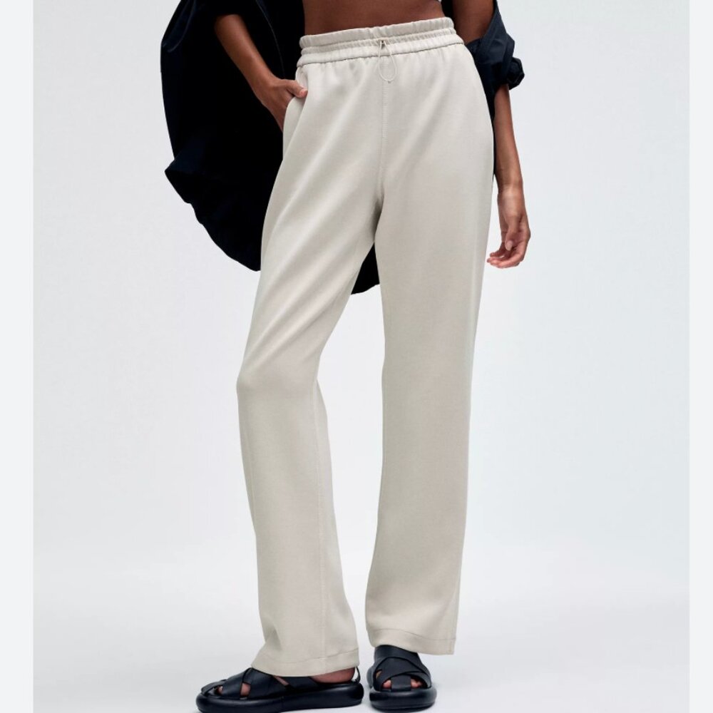 Lululemon Softstreme High-Rise Pant Regular in Bone